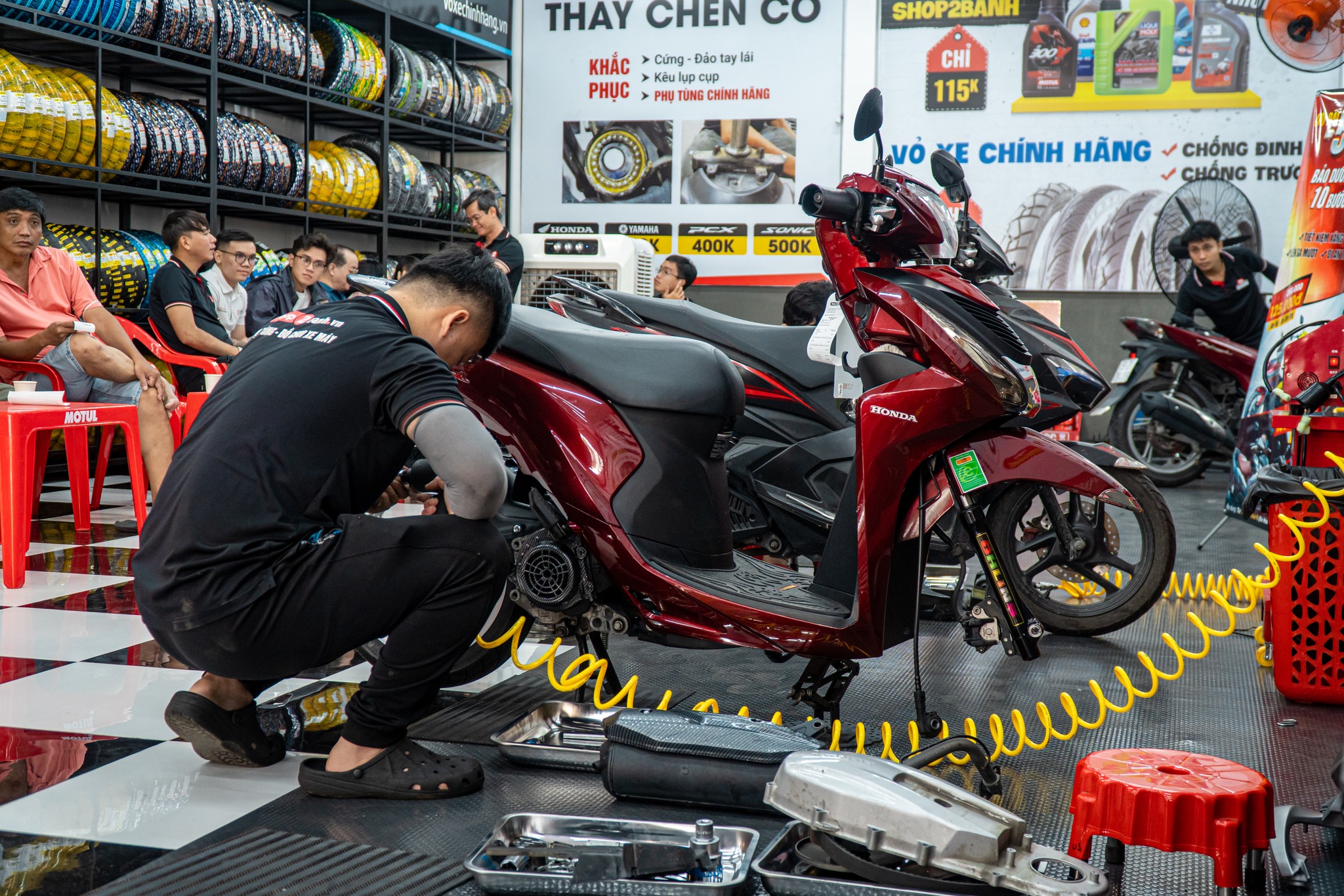 Kích bình ắc quy xe máy Đống Đa | Cứu hộ xe máy 24/7 4 kích bình ắc quy xe máy đống đa ảnh thực tế 1