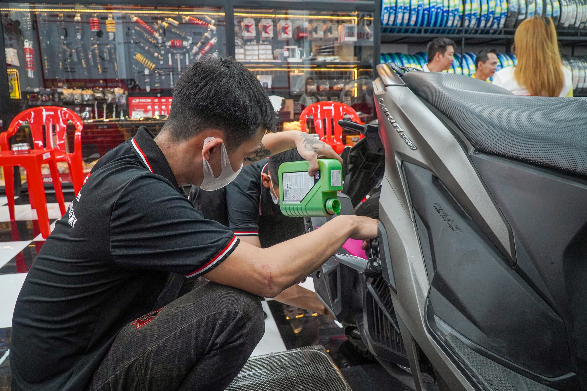 Sạc bình ắc quy tận nơi – Có mặt nhanh, nạp đúng | Cứu hộ xe máy 24/7 7 sạc bình ắc quy tận nơi ảnh thực tế 3