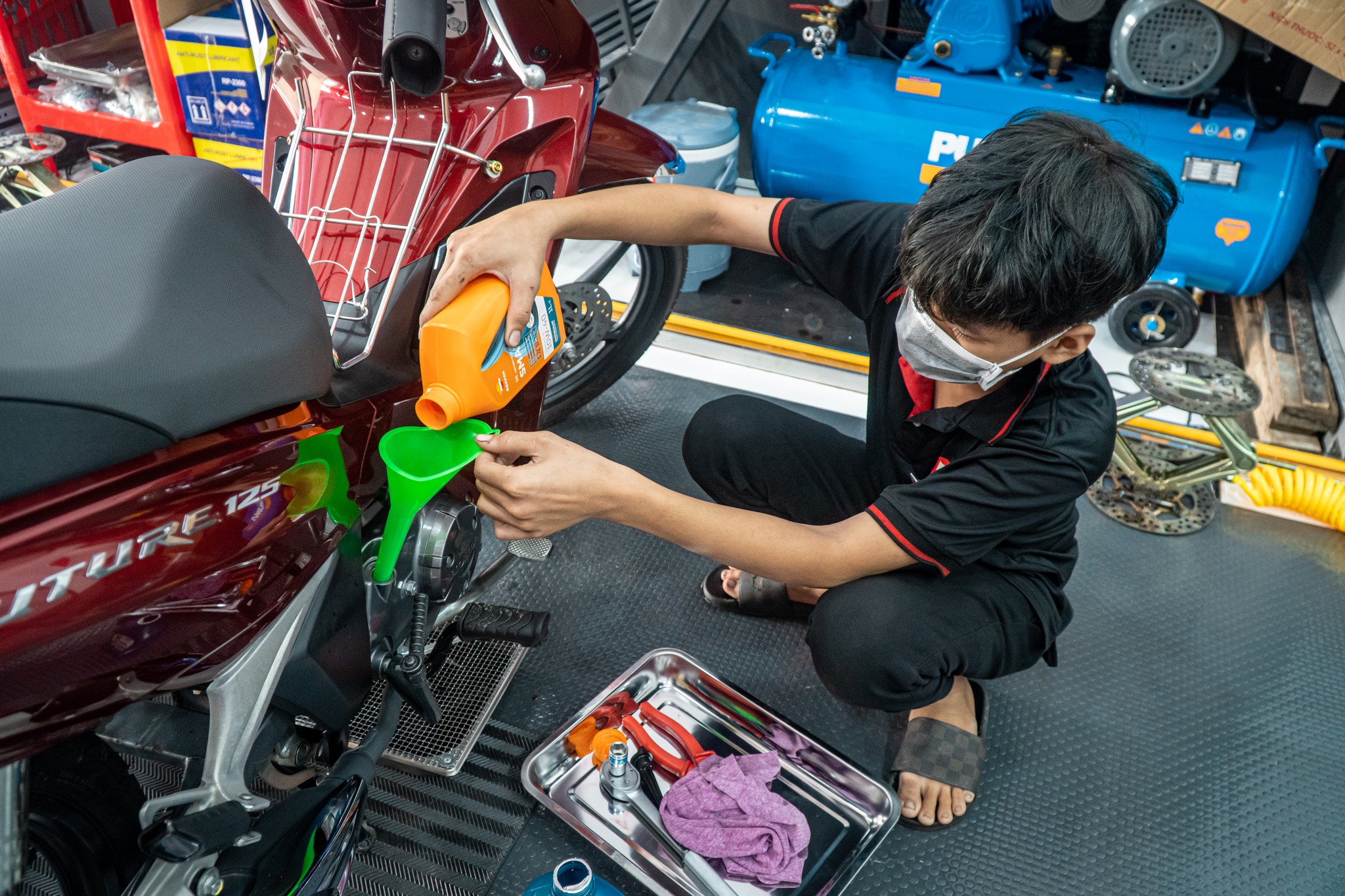 Kích bình ắc quy xe máy Đống Đa | Cứu hộ xe máy 24/7 3 drv 1HuRAtbeLF5q1vmTAsJn11lM2FyLK2Mav