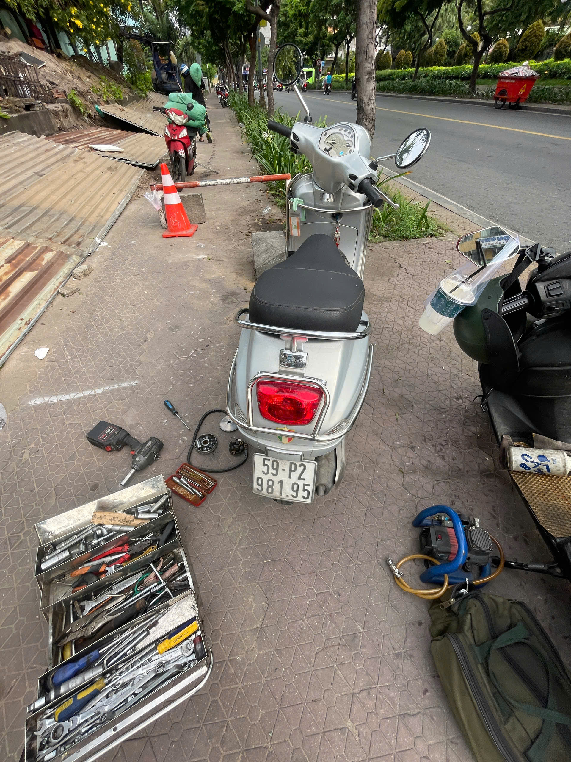 Cứu hộ xe máy chết máy Đống Đa | Cứu hộ xe máy 24/7 4 cứu hộ xe máy chết máy đống đa ảnh thực tế 1