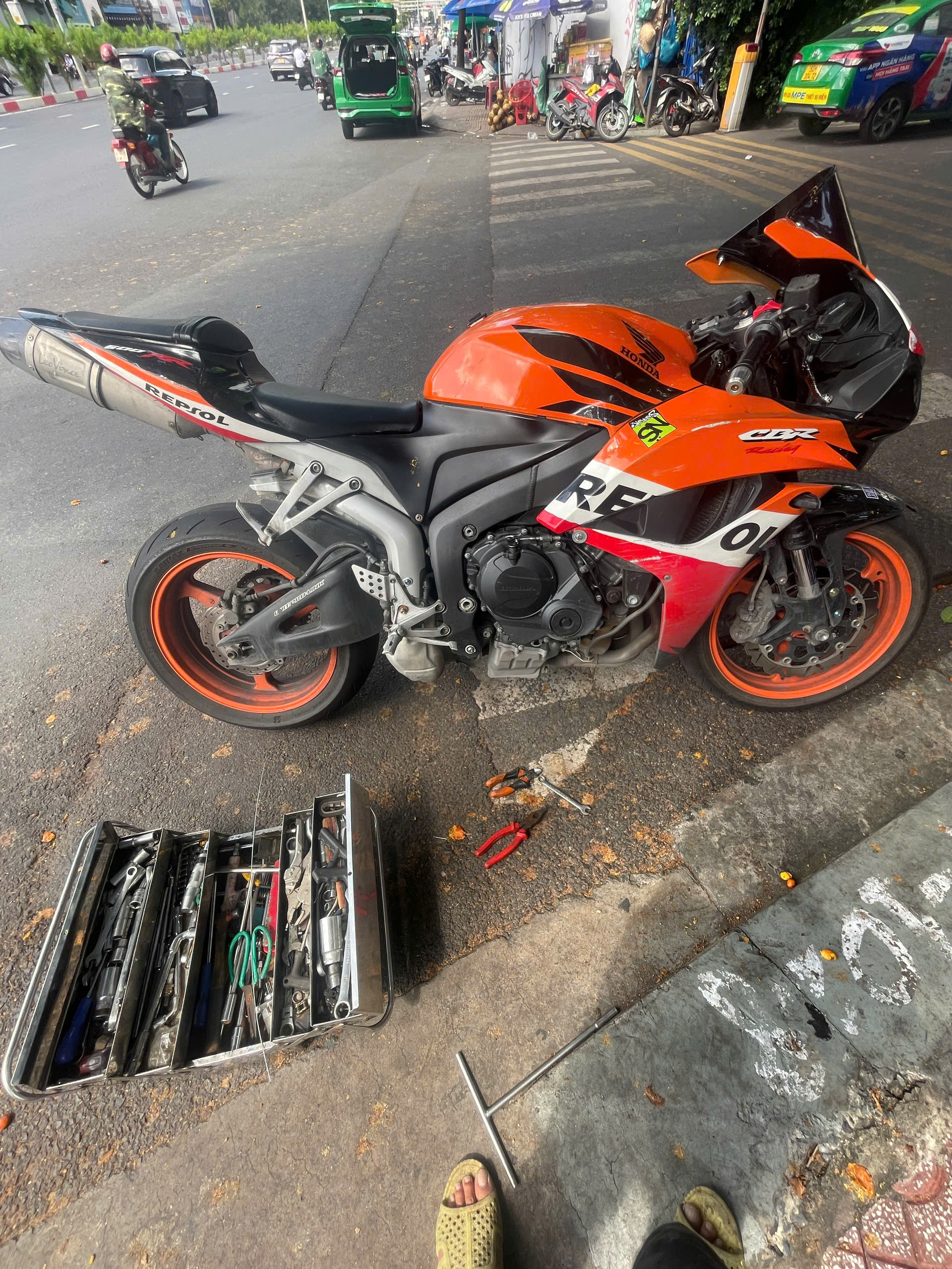 Vá lốp lưu động xe máy Đống Đa | Cứu hộ xe máy 24/7 4 vá lốp lưu động xe máy đống đa ảnh thực tế 1