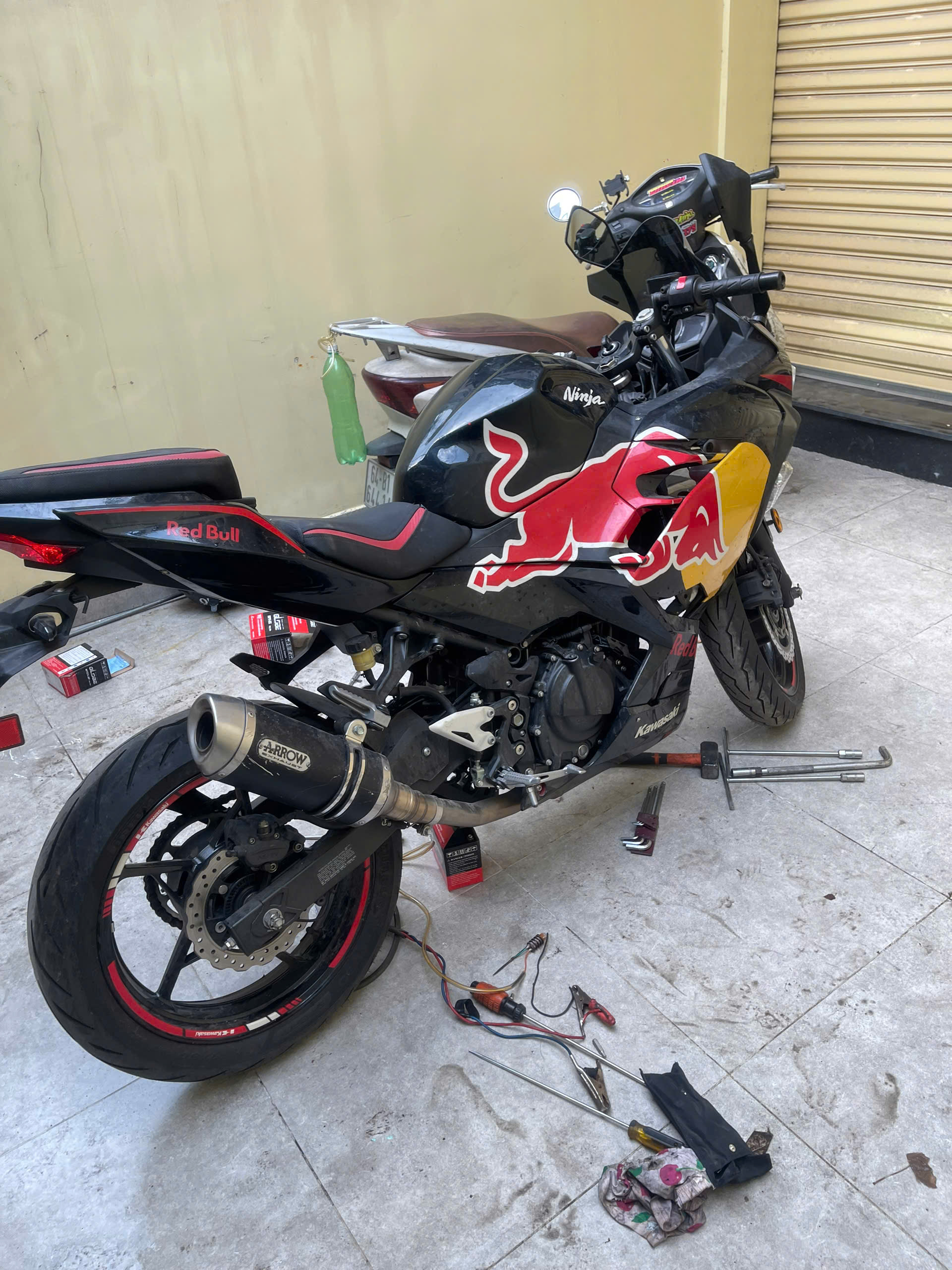 Kích bình ắc quy xe máy Đống Đa | Cứu hộ xe máy 24/7 5 kích bình ắc quy xe máy đống đa ảnh thực tế 2