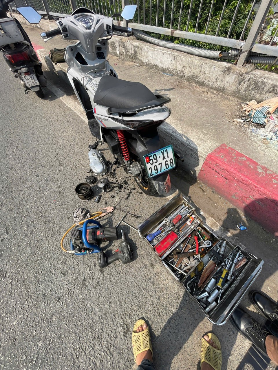 Sạc bình ắc quy tận nơi – Có mặt nhanh, nạp đúng chuẩn | Hello Thợ 7 sac binh ac quy tan noi - ảnh minh họa 3